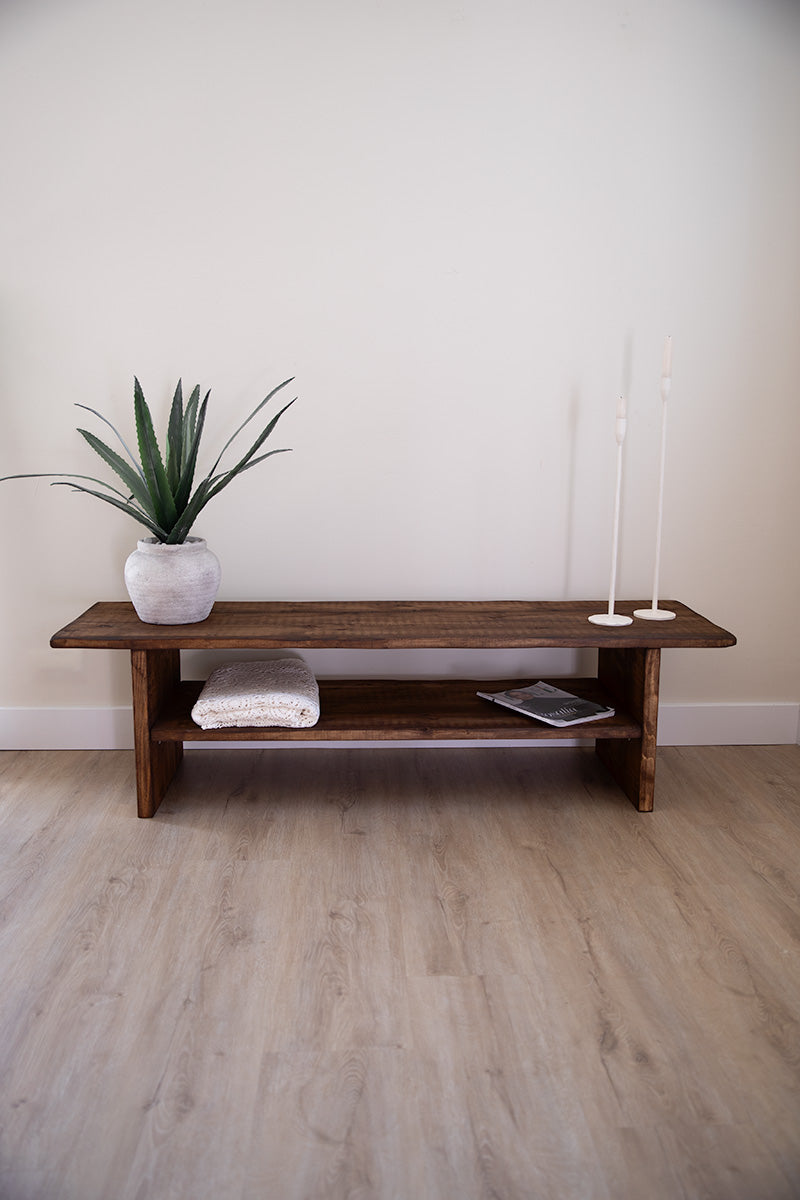 Houten tv-meubel van Baan Woods met strakke lijnen