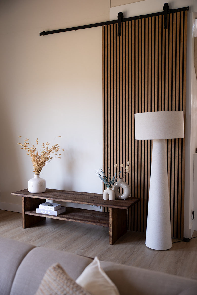 Robuust houten meubel met natuurlijke uitstraling, perfect als tv-meubel