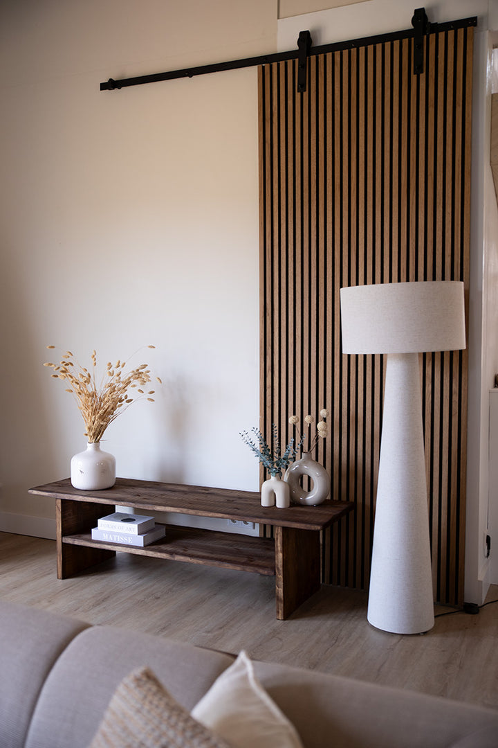 Robuust houten meubel met natuurlijke uitstraling, perfect als tv-meubel