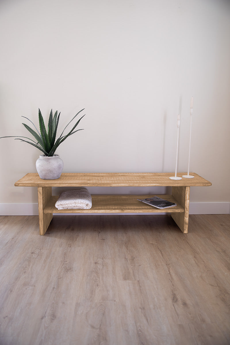 Lichte houten tv-meubel, ook handig als bankje of platform voor decoratie