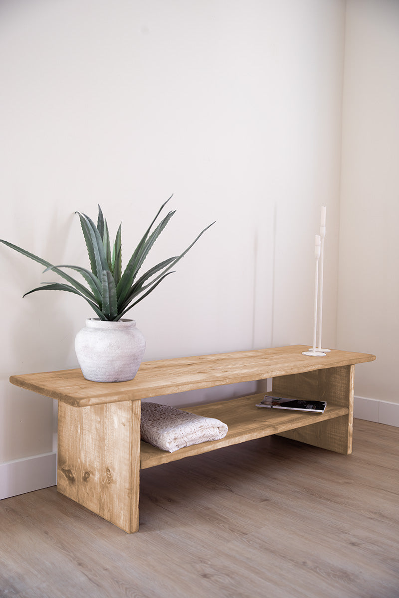 Lage houten kast met natuurlijke look, ideaal voor lichte woonkamers