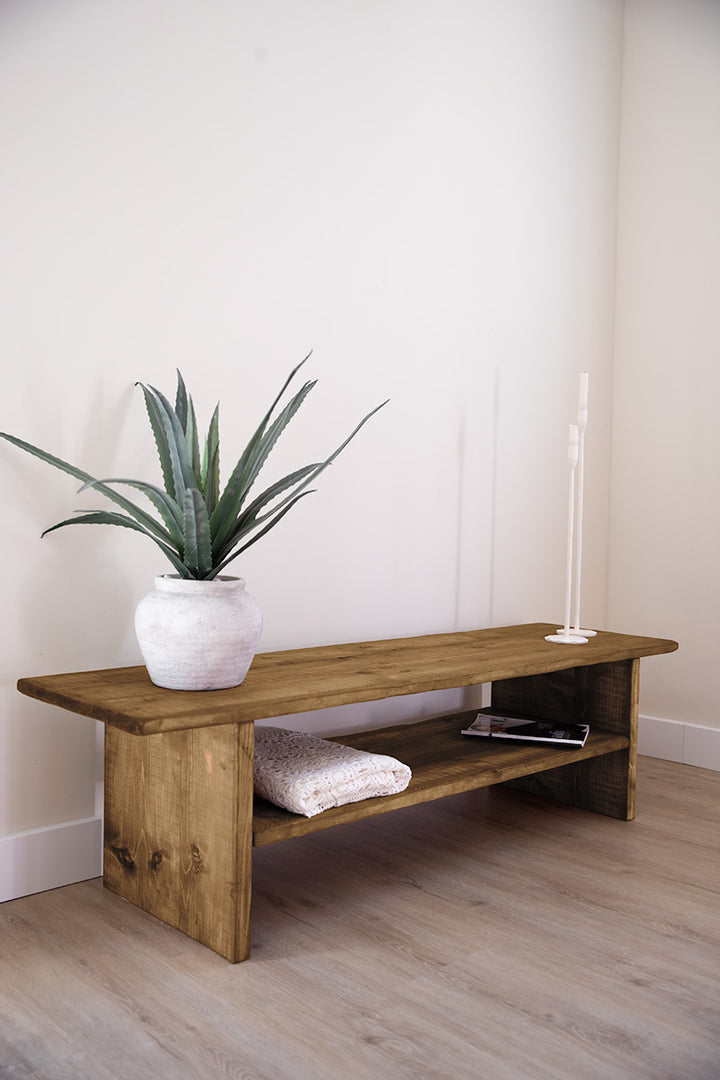 Handgemaakt houten tv-meubel van Baan Woods in de kleur middenbruin, duurzaam en stijlvol