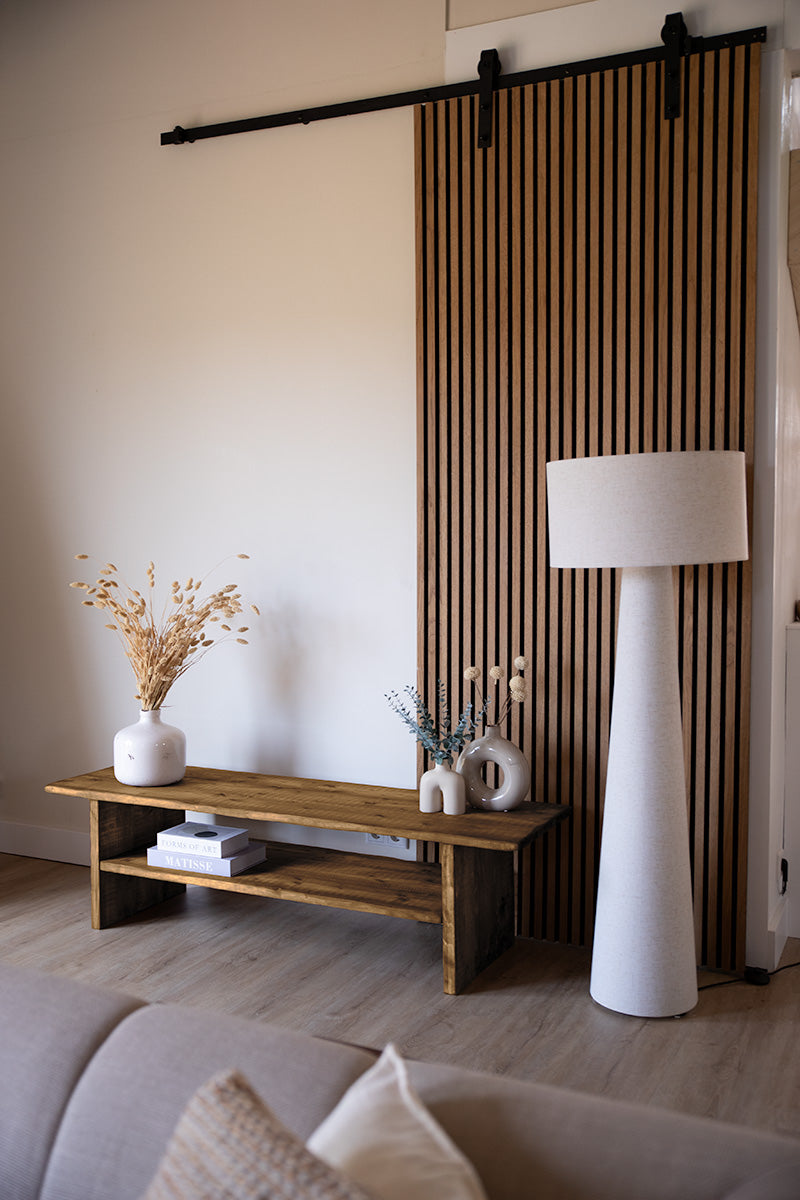 Op maat gemaakte houten tv-meubel met robuuste afwerking