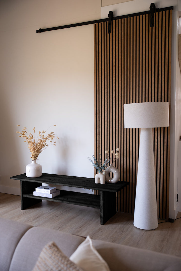 Houten zwarte tv-meubel dat ook gebruikt kan worden als lage sidetable