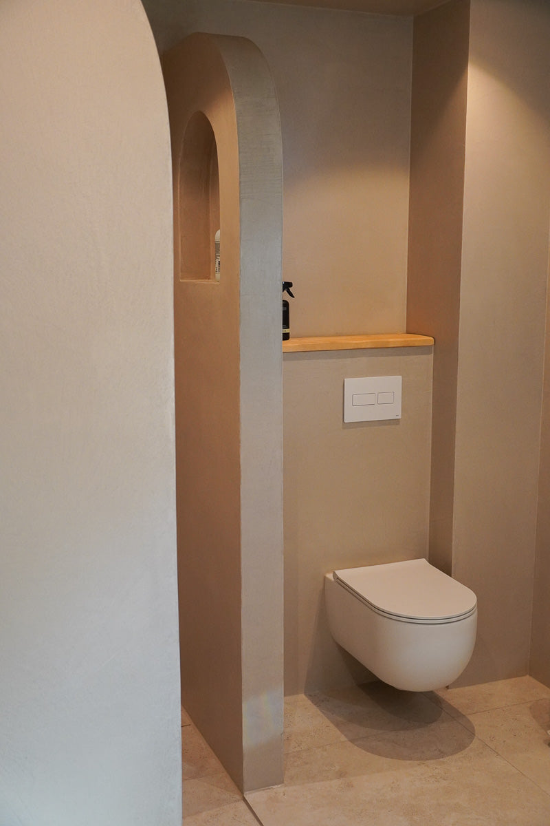 Toiletplank van Baan Woods in de kleur lichtbruin in een badkamer met beton ciré