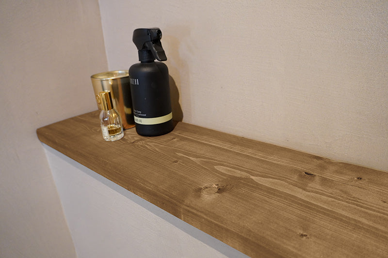 Toiletplank van Baan Woods met accessoires in de kleur middenbruin