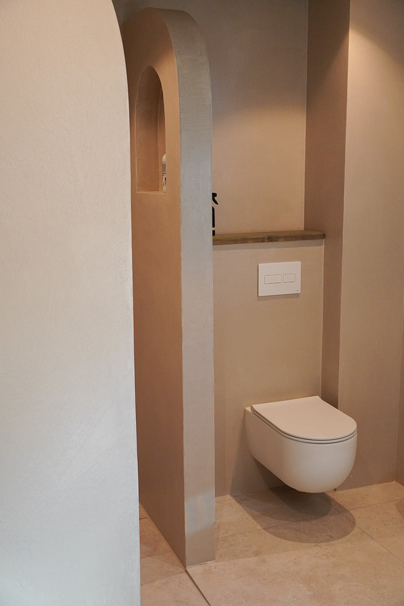 Toiletplank van Baan Woods in de kleur middenbruin in een badkamer met beton ciré