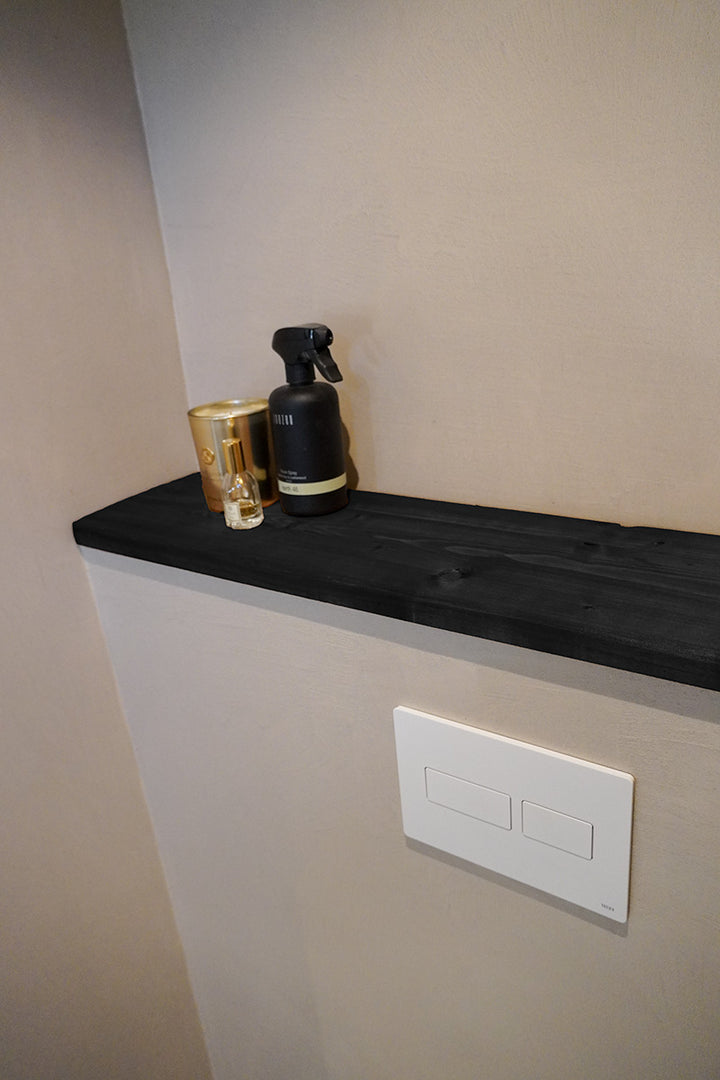 Toiletplank van Baan Woods in de kleur zwart