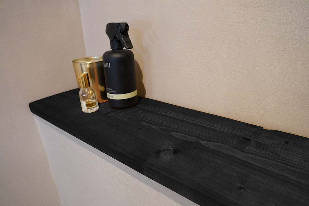 Toiletplank van Baan Woods met accessoires in de kleur zwart