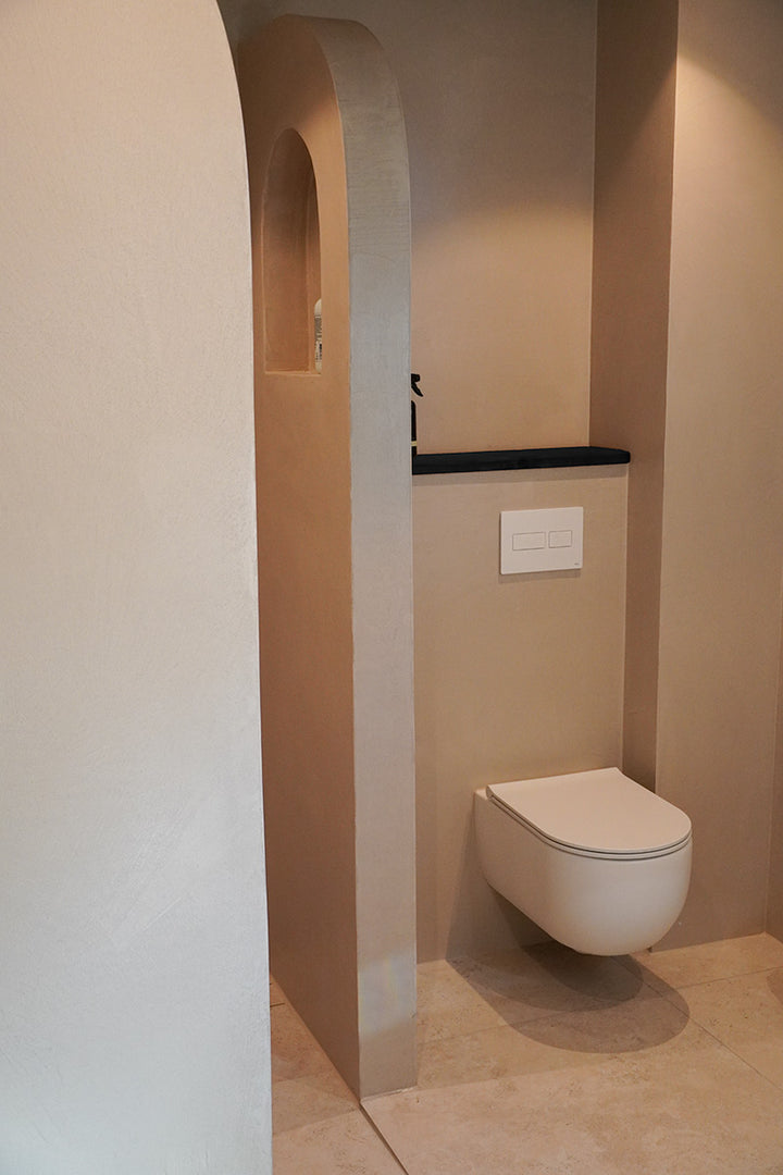 Toiletplank van Baan Woods in de kleur zwart in een badkamer met beton ciré