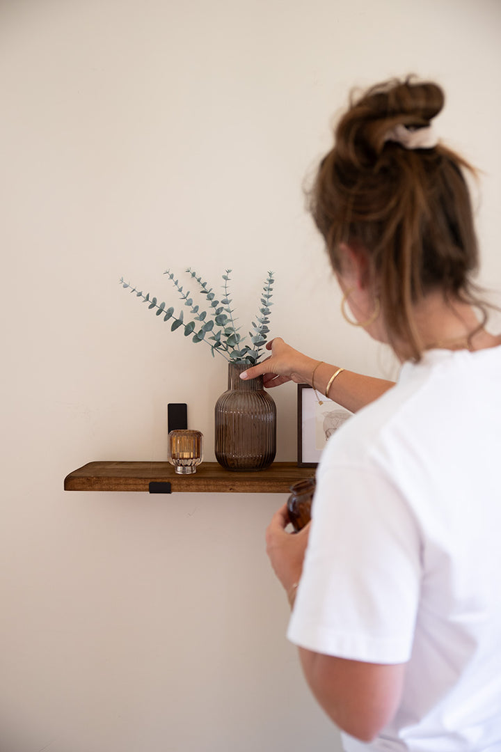 Wandplank met beugels wordt gedecoreerd 