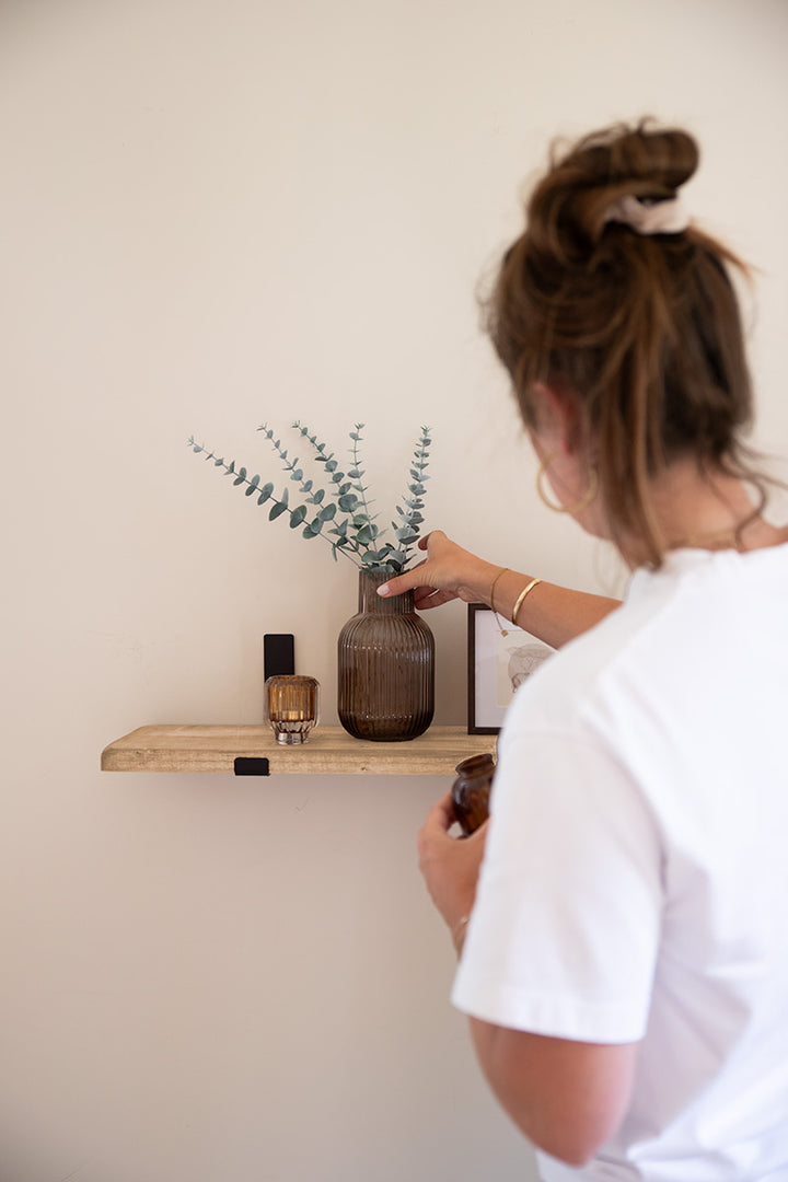 Wandplank beugels in de kleur lichtbruin wordt gedecoreerd