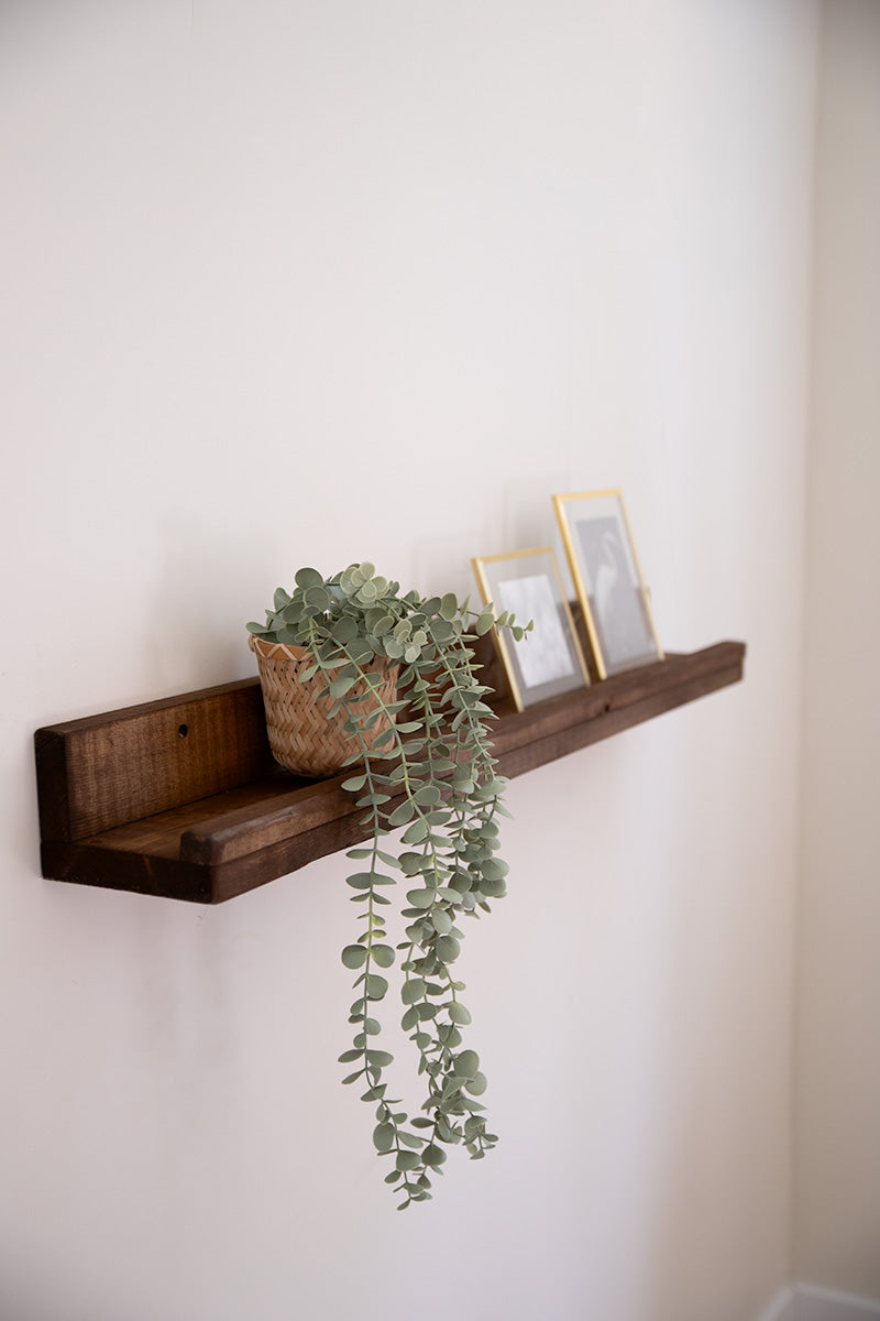 Donkerbruine houten wandplank van Baan Woods, op maat gemaakt