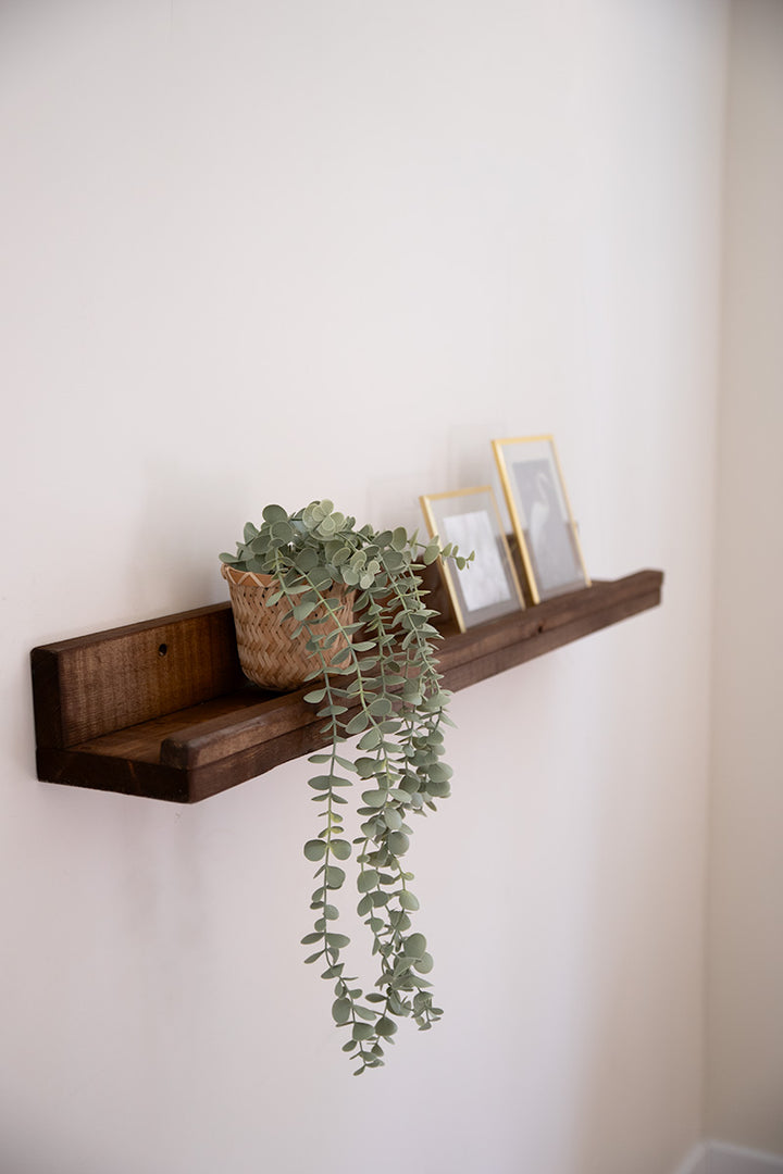 Donkerbruine houten wandplank van Baan Woods, op maat gemaakt