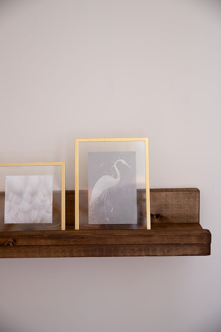 Donkerbruine houten wandplank van Baan Woods, op maat gemaakt