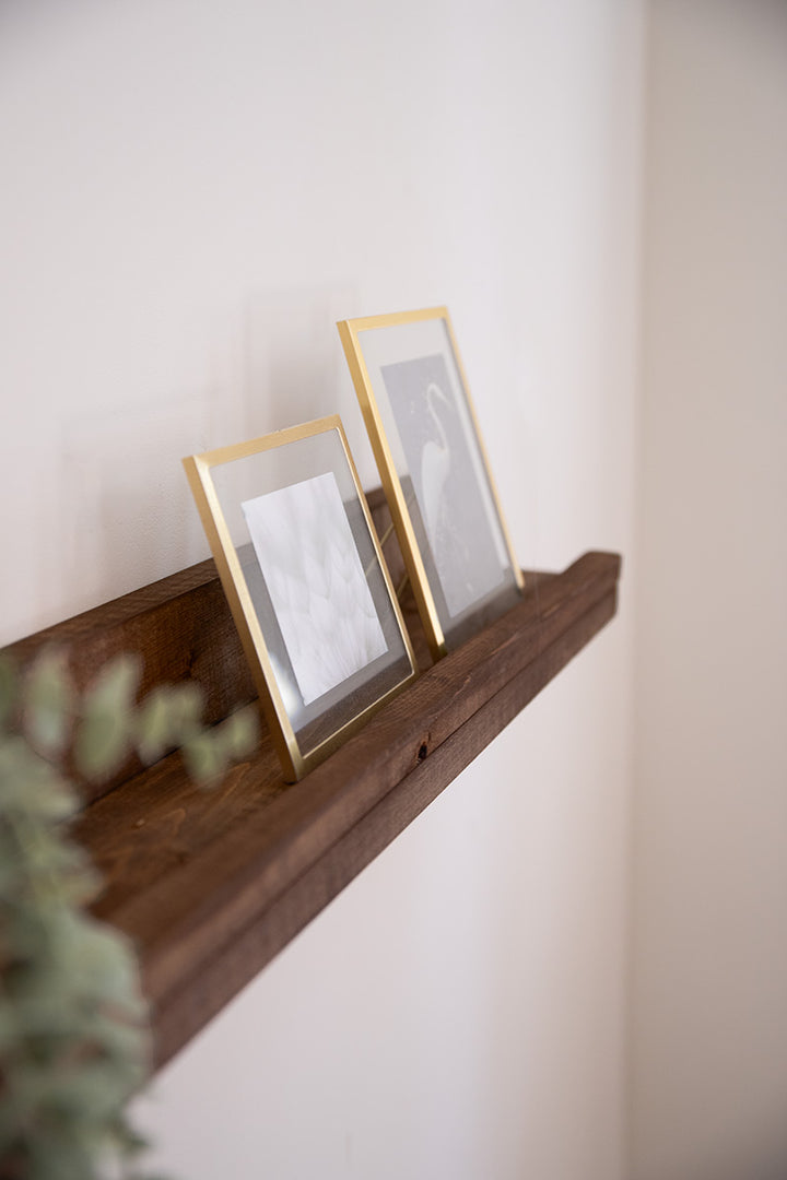 Detail donkerbruine houten wandplank van Baan Woods, op maat gemaakt