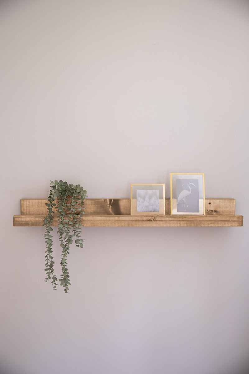 Lichtbruine houten wandplank van Baan Woods, op maat gemaakt