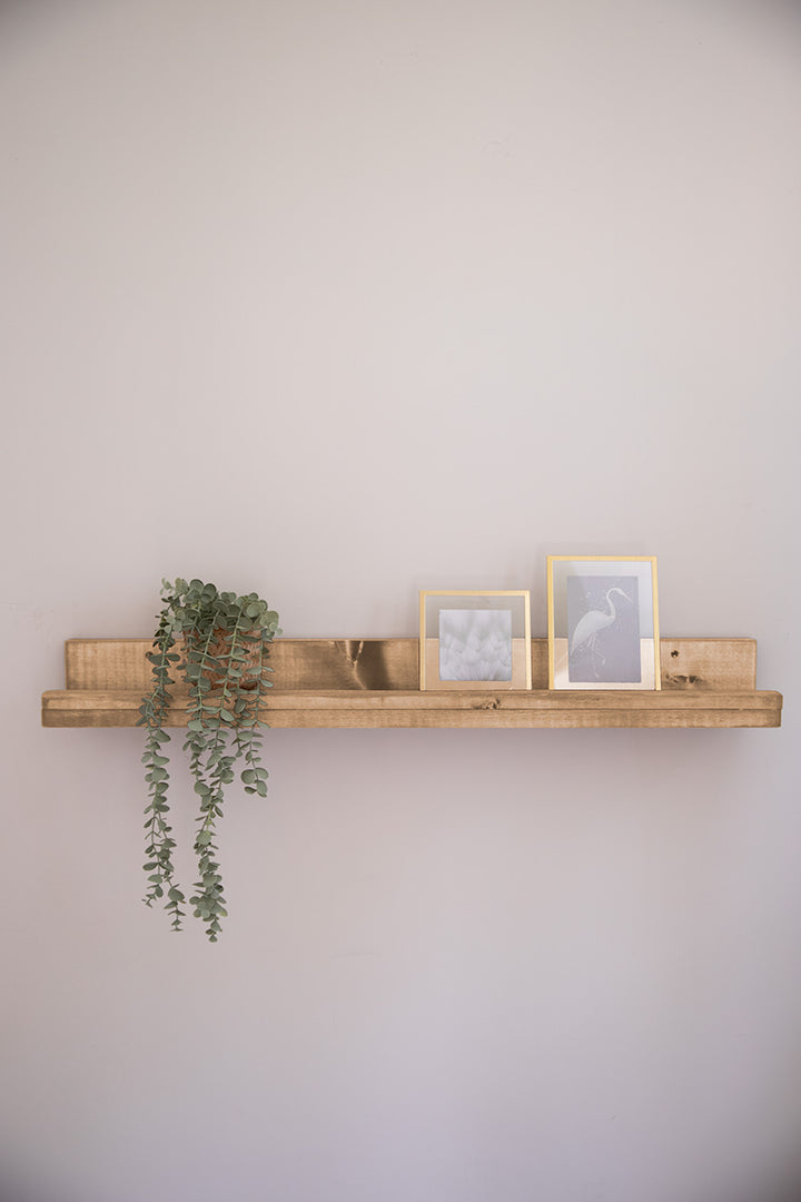 Lichtbruine houten wandplank van Baan Woods, op maat gemaakt