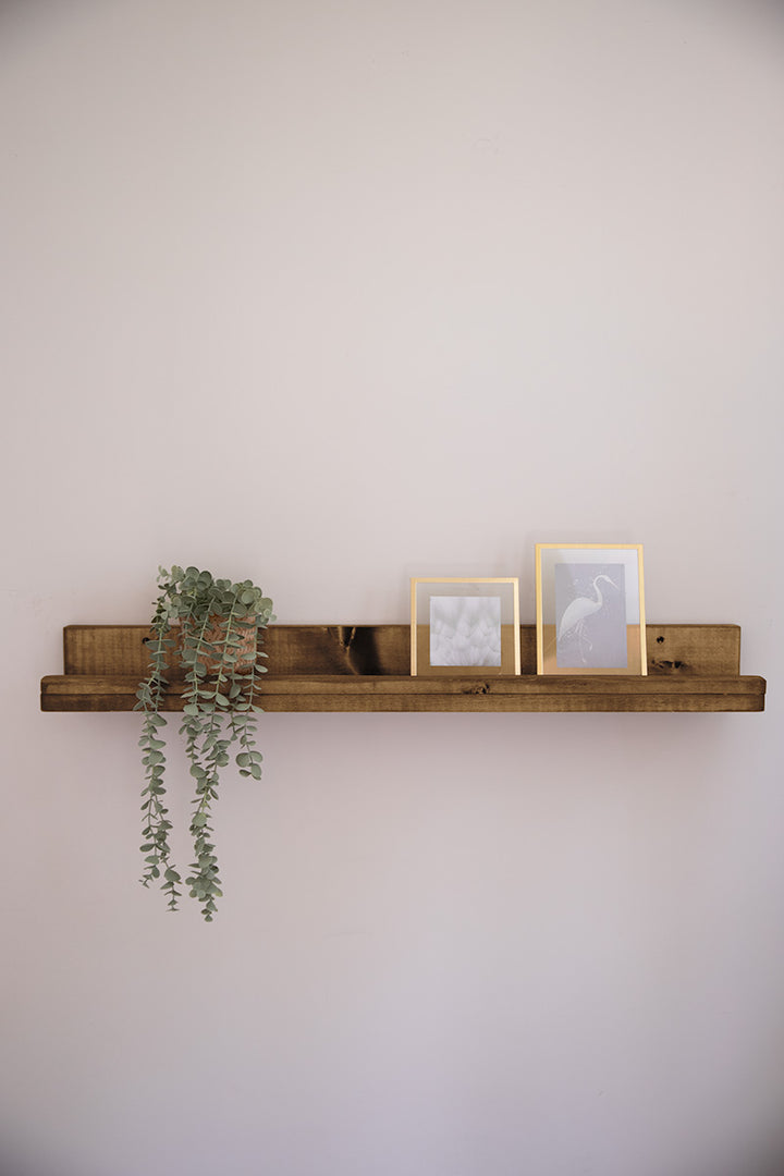 Middenbruine houten wandplank van Baan Woods, op maat gemaakt