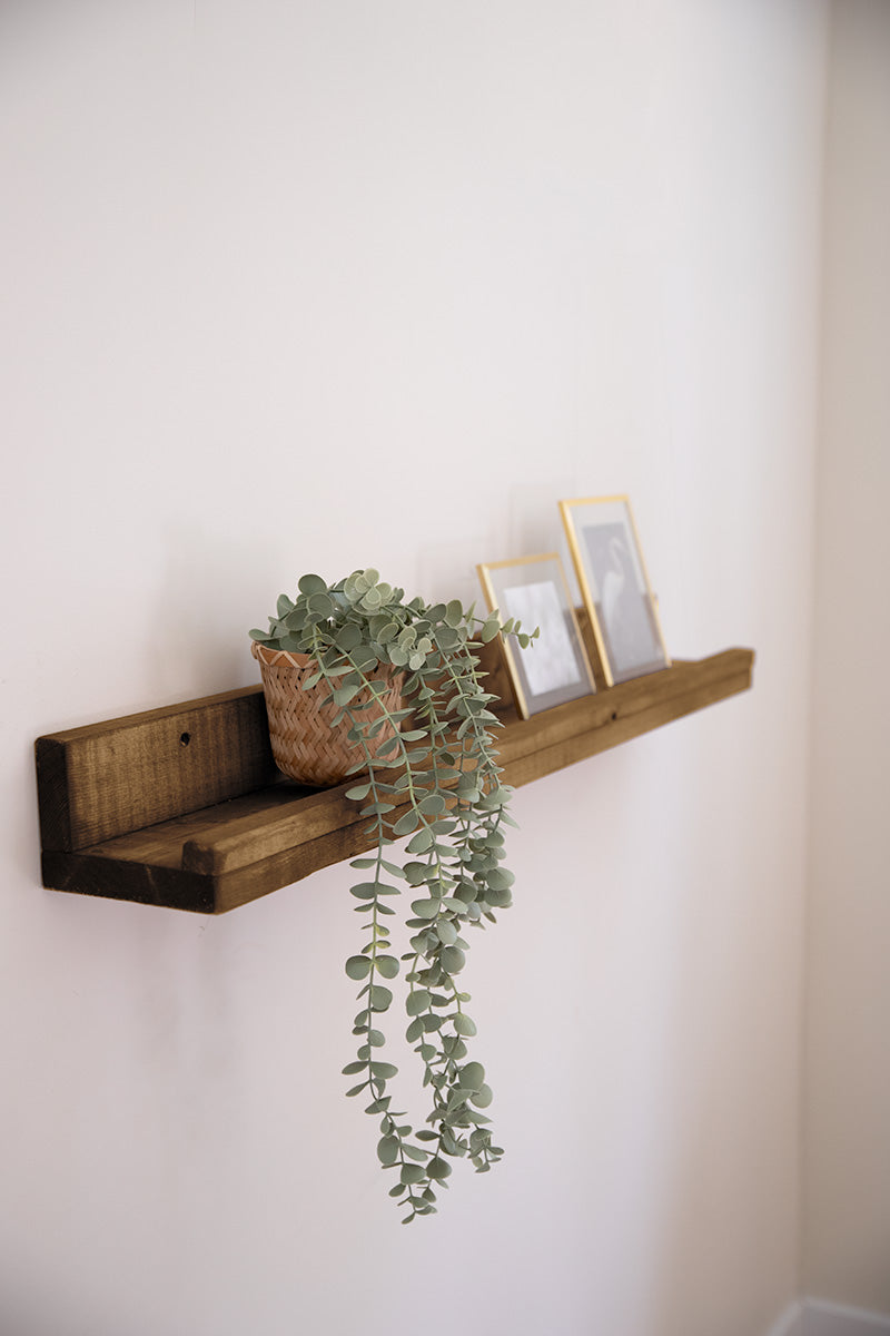 Middenbruine houten wandplank van Baan Woods, op maat gemaakt