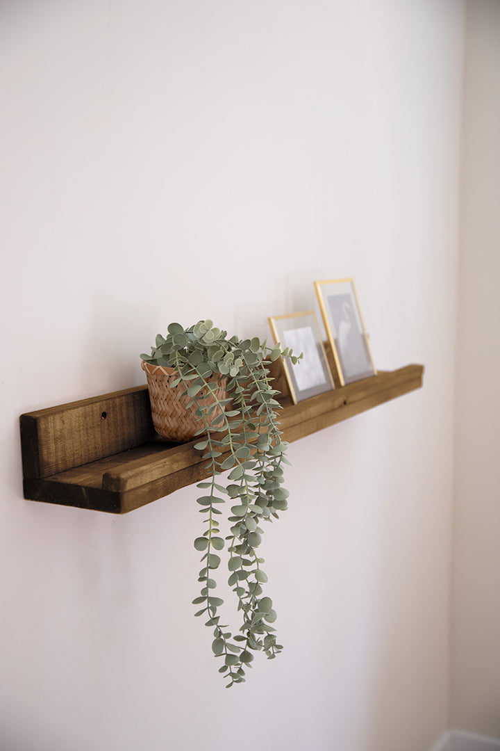 Middenbruine houten wandplank van Baan Woods, op maat gemaakt