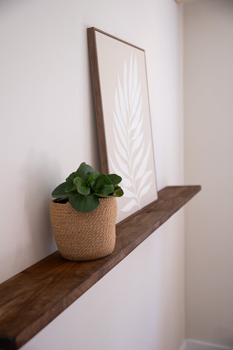 Donkerbruine houten wandplank met onzichtbare bevestiging van Baan Woods