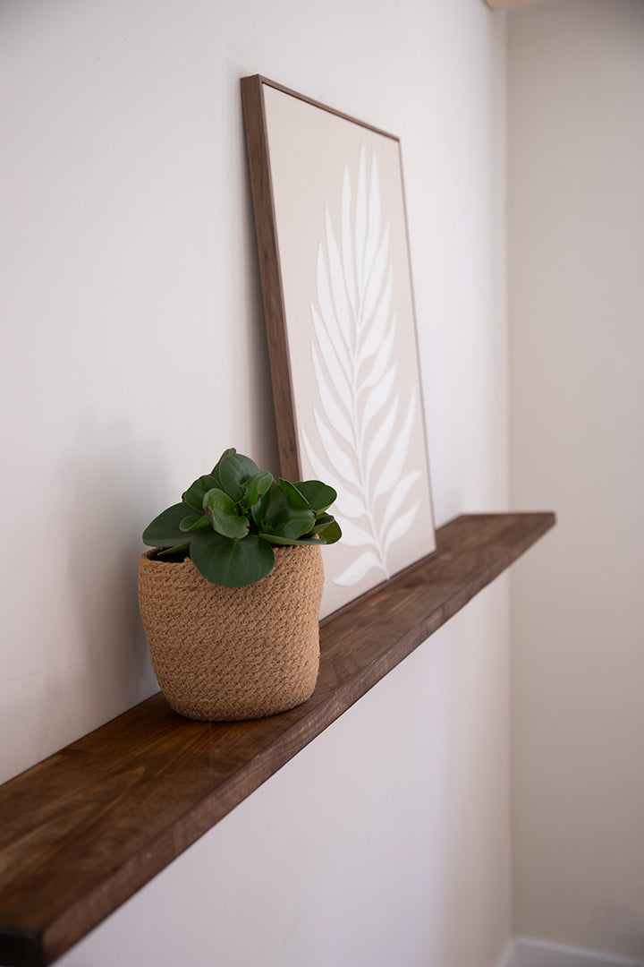 Donkerbruine houten wandplank met onzichtbare bevestiging van Baan Woods