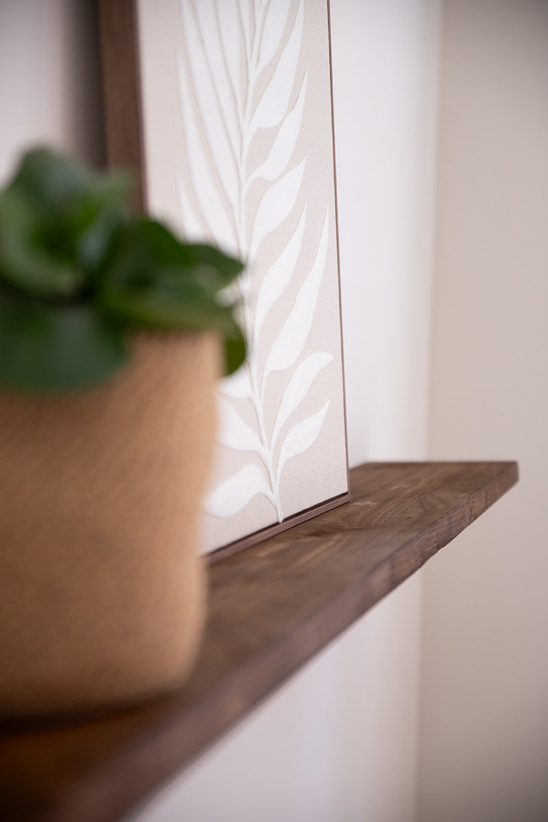 Detail van wandplank met onzichtbare bevestiging