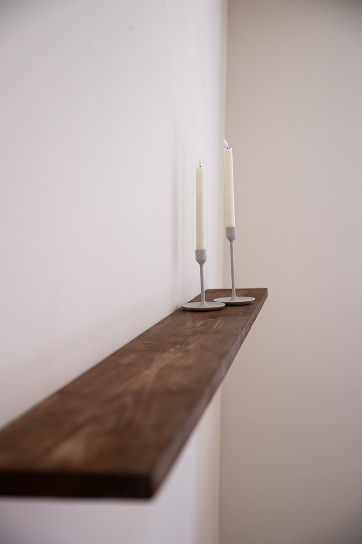 Donkerbruine wandplank die lijkt te zweven dankzij onzichtbare montage