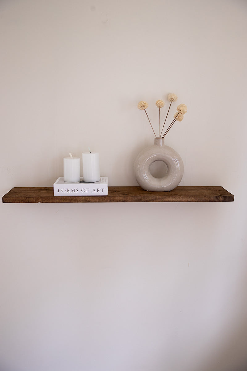 Zwevende wandplank van donkerbruin hout van Baan Woods