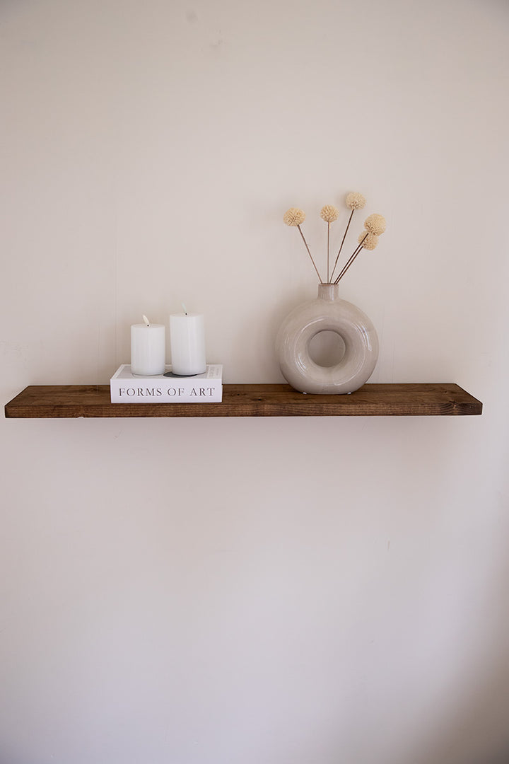 Zwevende wandplank van donkerbruin hout van Baan Woods