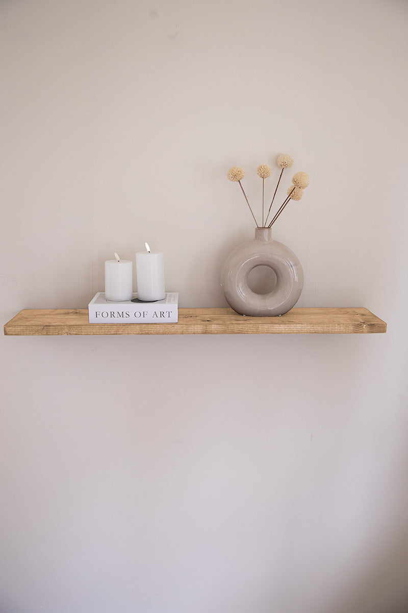 Lichtbruine houten wandplank met onzichtbare bevestiging van Baan Woods