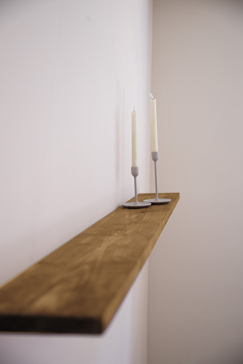 Bruine houten wandplank van Baan Woods met onzichtbare bevestiging