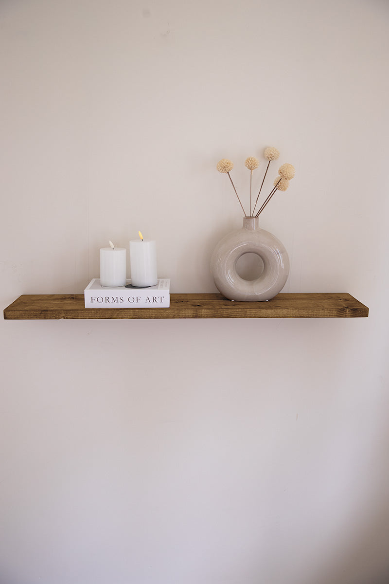 Middenbruine wandplank van Baan Woods die lijkt te zweven dankzij onzichtbare montage