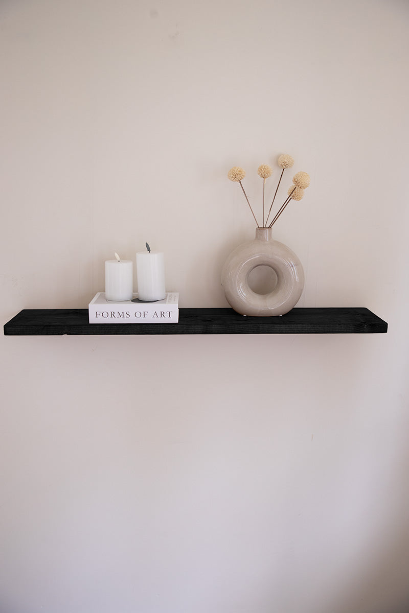 Zwevende wandplank van Baan Woods in de kleur zwart