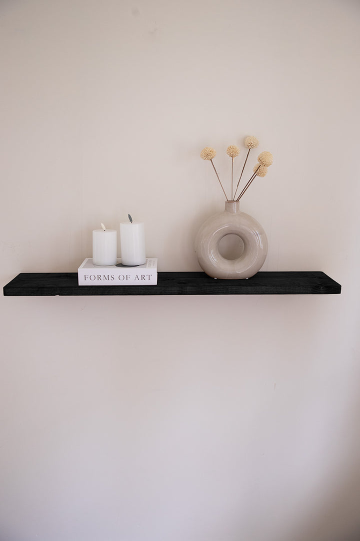 Zwevende wandplank van Baan Woods in de kleur zwart