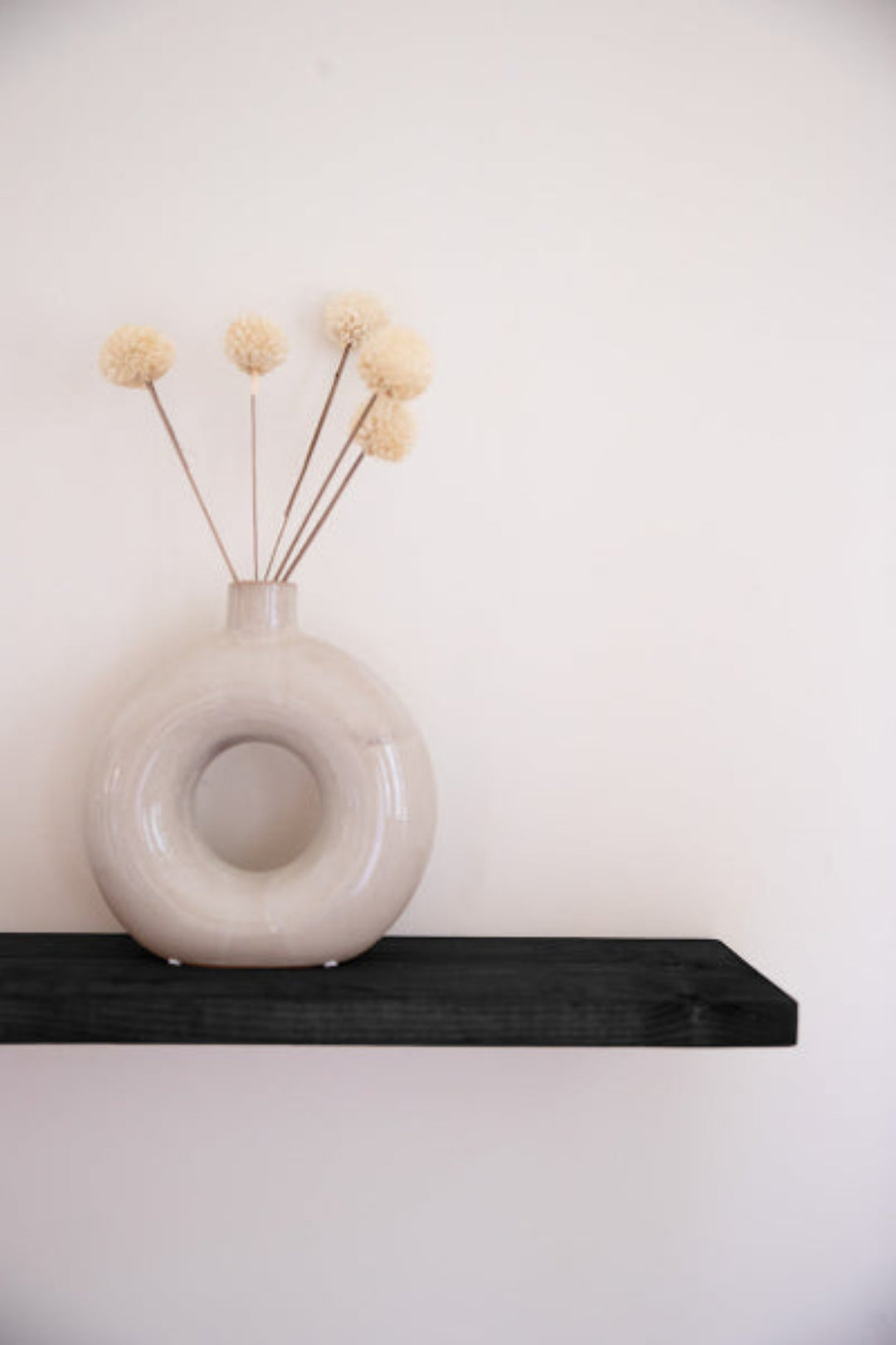 Zwarte houten wandplank met onzichtbare bevestiging