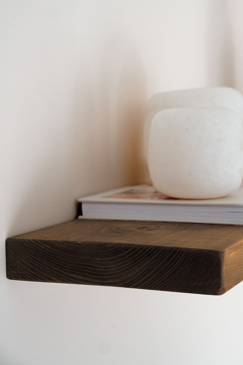 Detailfoto dikte van de wandplank 