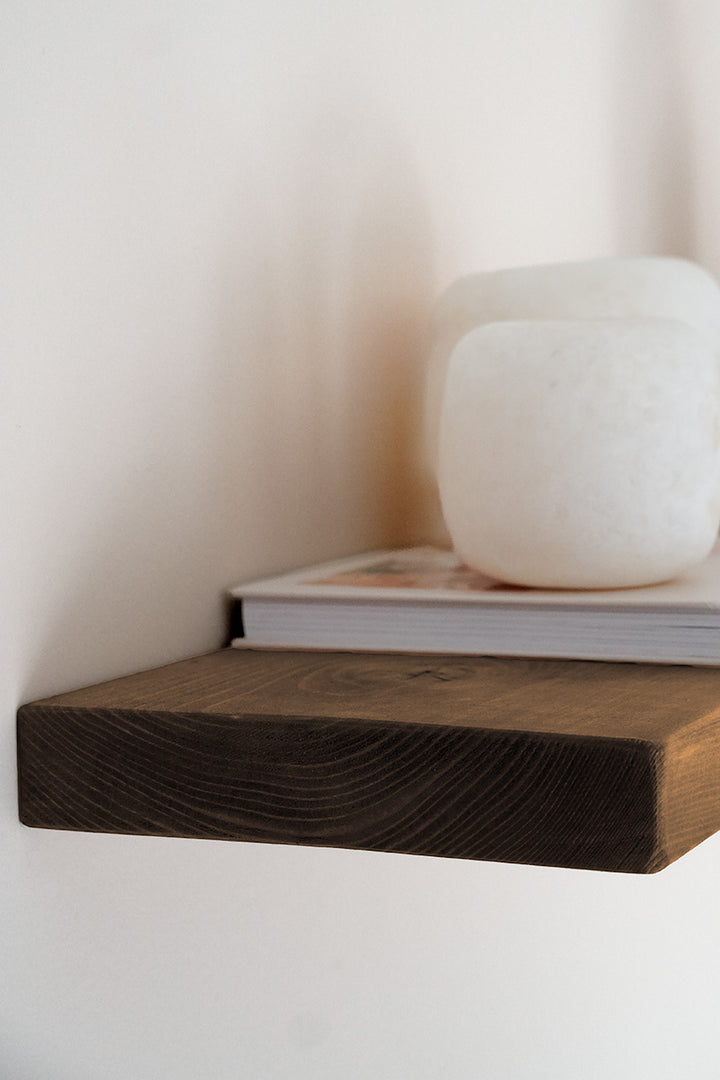 Detailfoto dikte van de wandplank 
