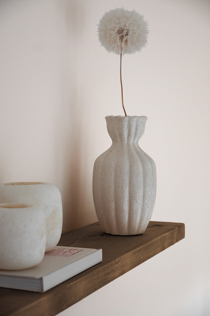 Houten wandplank aan beige muur