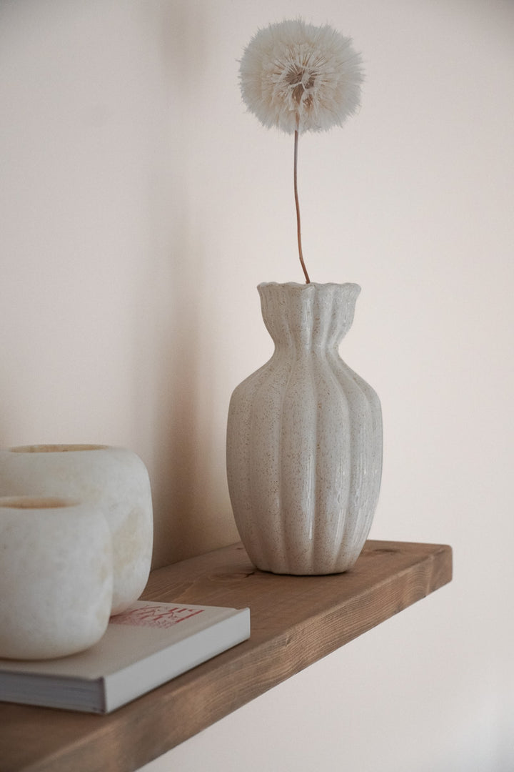 Wandplank Bay aan beige muur