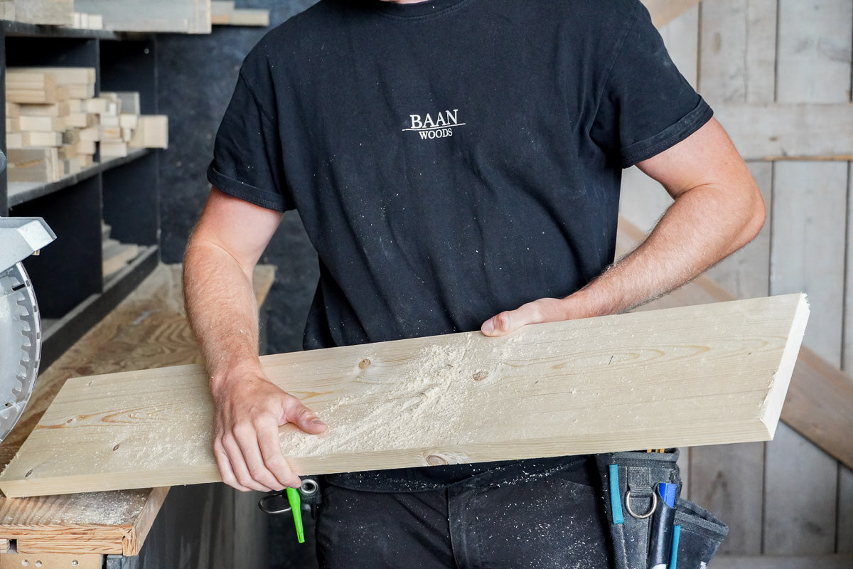 Timmerman in werkplaats van Baan Woods