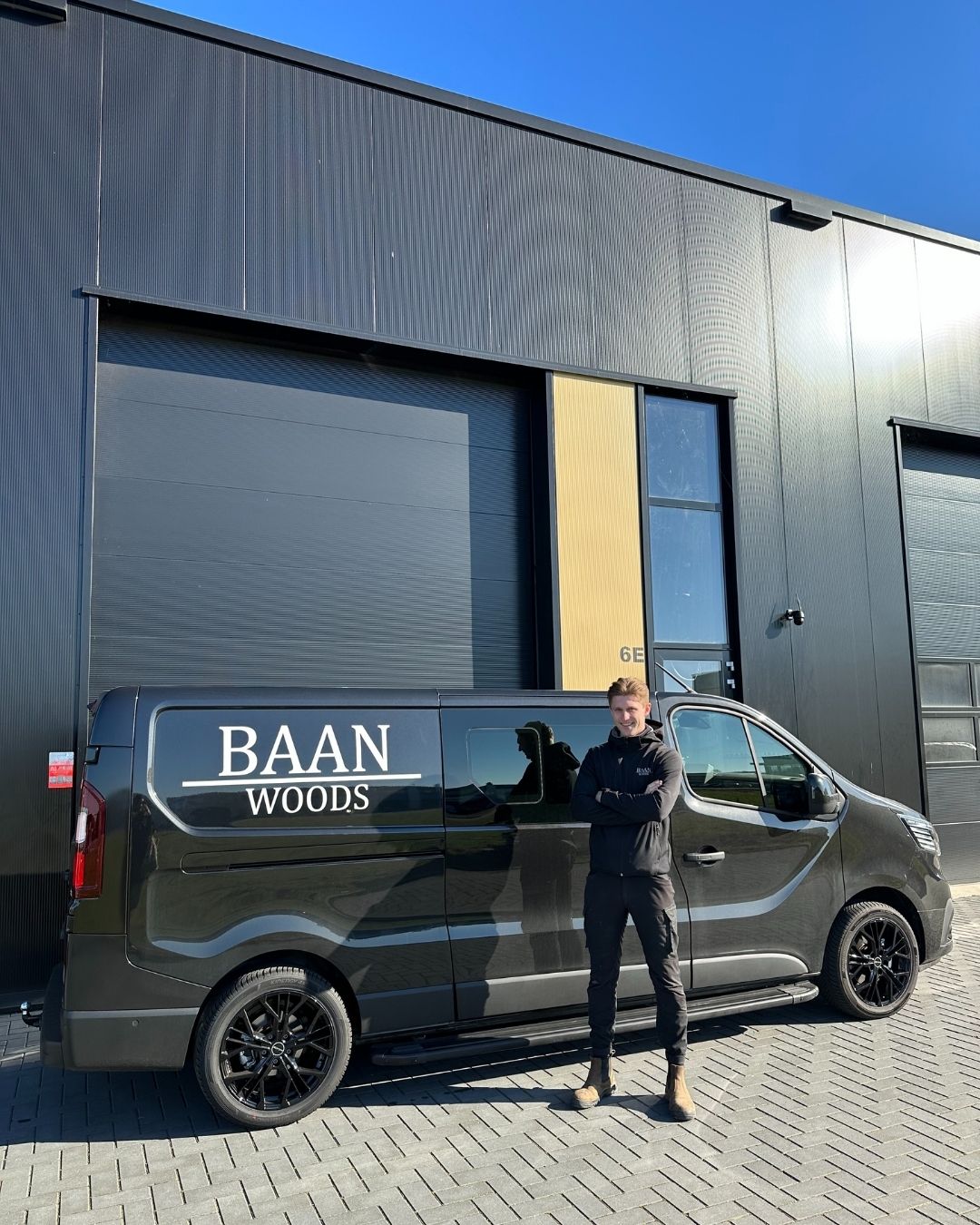 Maarten Baan bij de werkplaats van Baan Woods in Rijssen met zijn werkbus